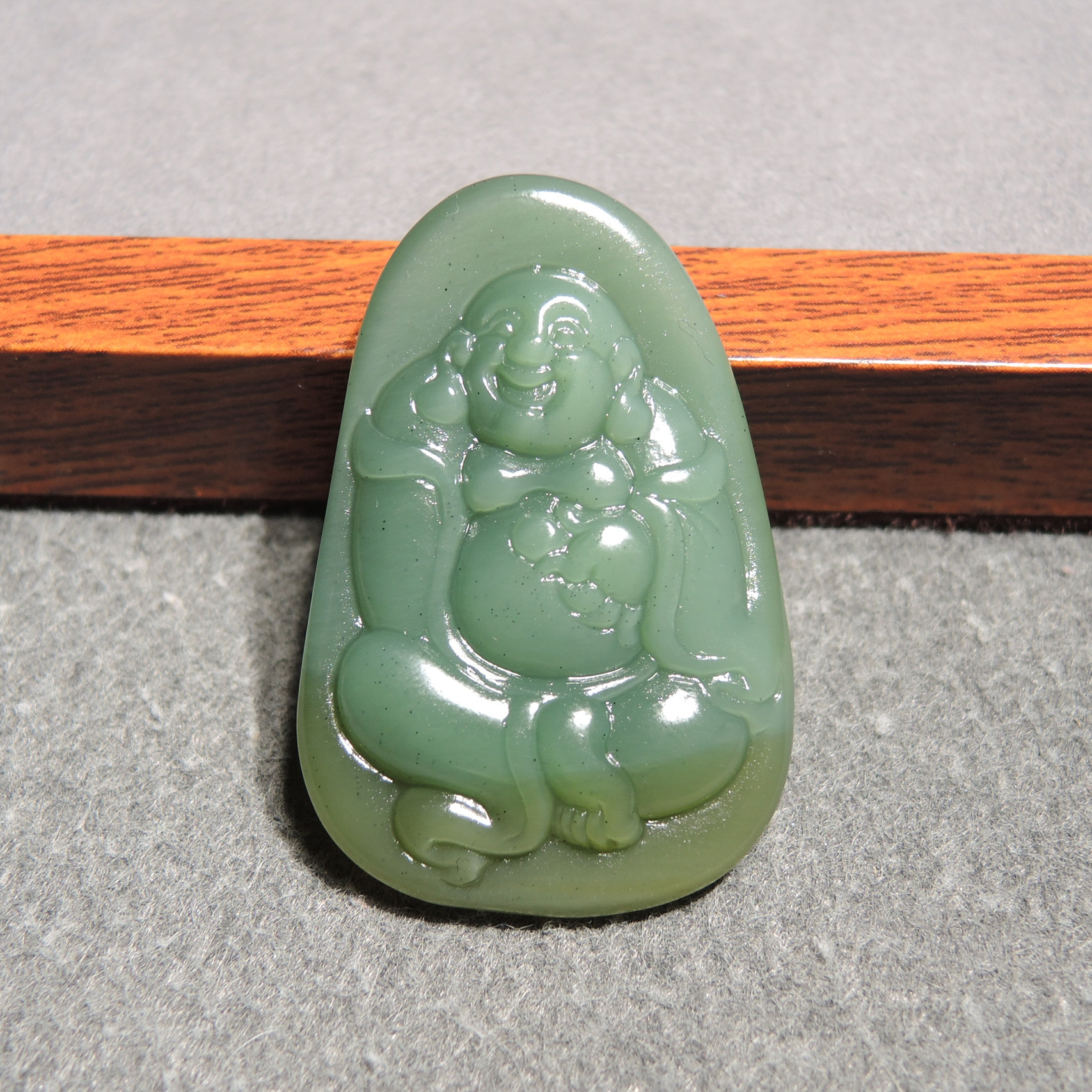 震惊方言和田玉俄罗斯料冰底油润鸭蛋青碧玉带糖弥勒佛吊坠挂件h2