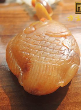 方言和田玉珍品老熟洒红皮鸡油黄色原生黄玉原石籽料巧雕鱼吊坠R