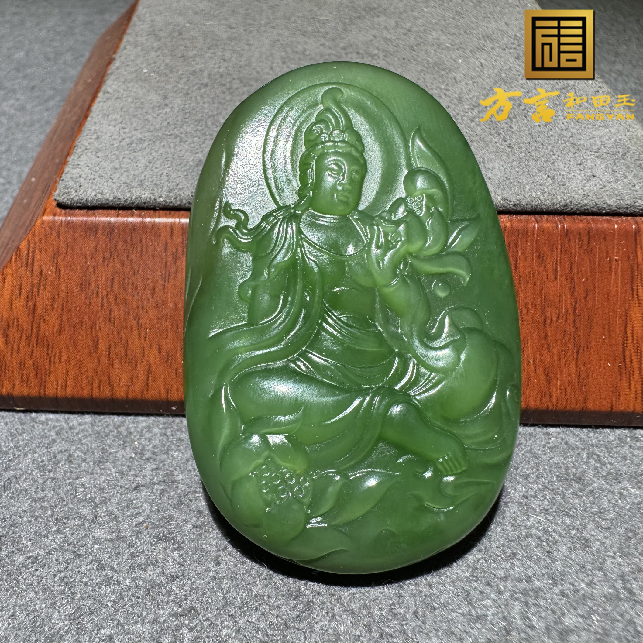 放漏方言和田玉老坑俄料辣菠菜绿无黑点带粉青大师工艺观音吊坠S8
