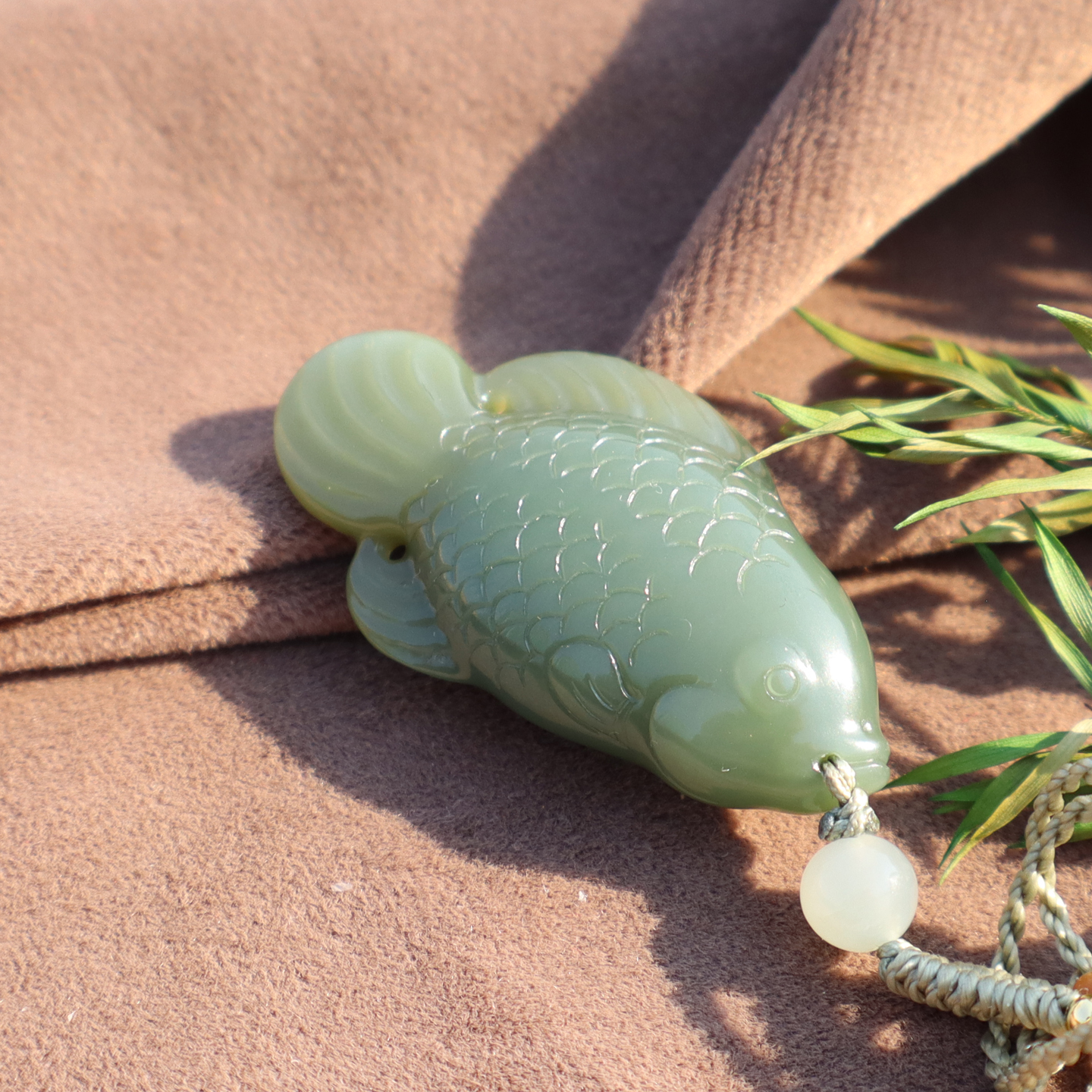 俄罗斯料无结构粉青碧玉小鱼吊坠