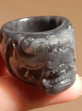 方言品牌和田玉新疆老坑料聚墨意境青花籽料卡20mm兽面戒指扳指R5