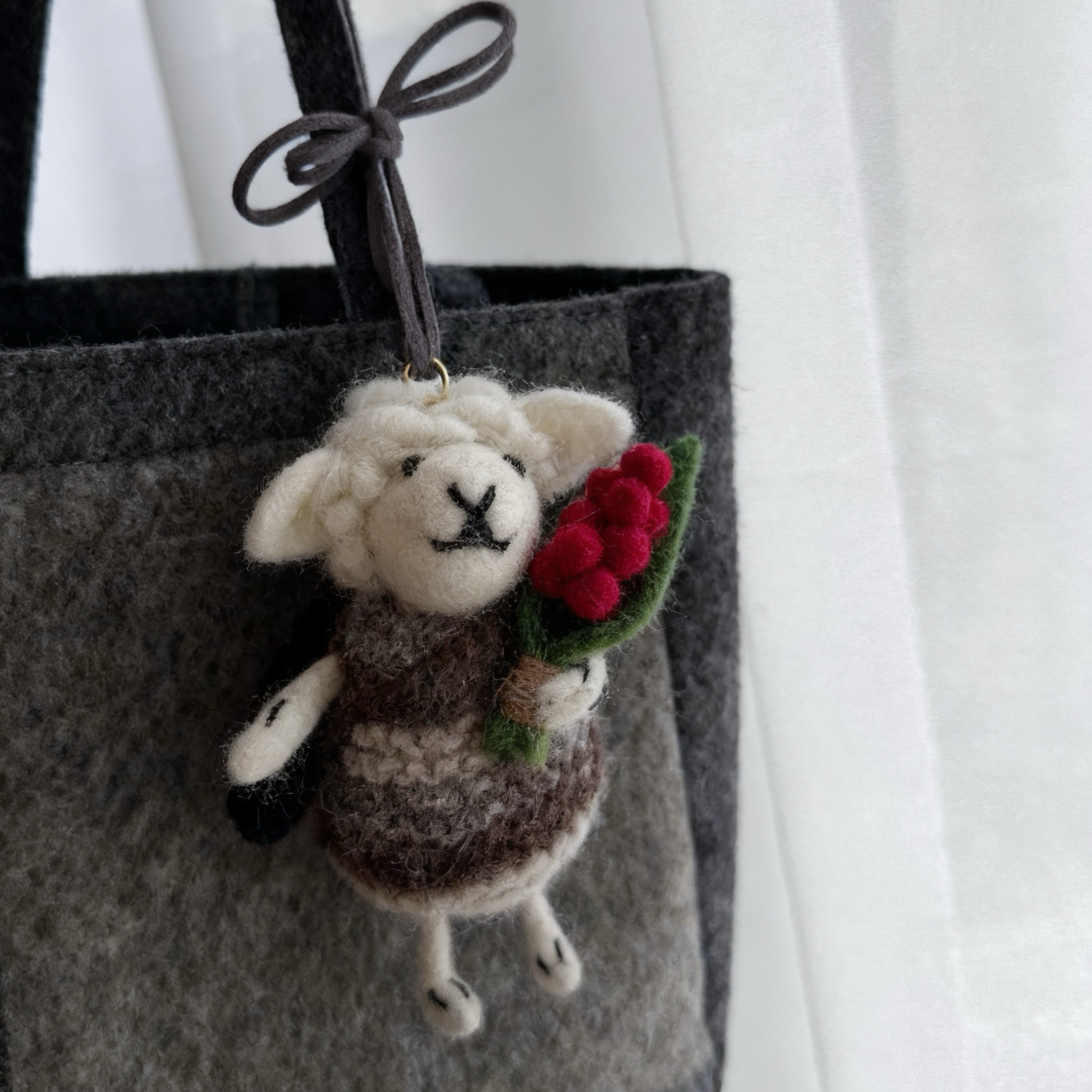 圣诞节小羊尼泊尔手工羊毛毡绵羊包挂抱花羊钥匙扣挂件生日礼物