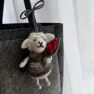 圣诞节小羊尼泊尔手工羊毛毡绵羊包挂抱花羊钥匙扣挂件生日礼物