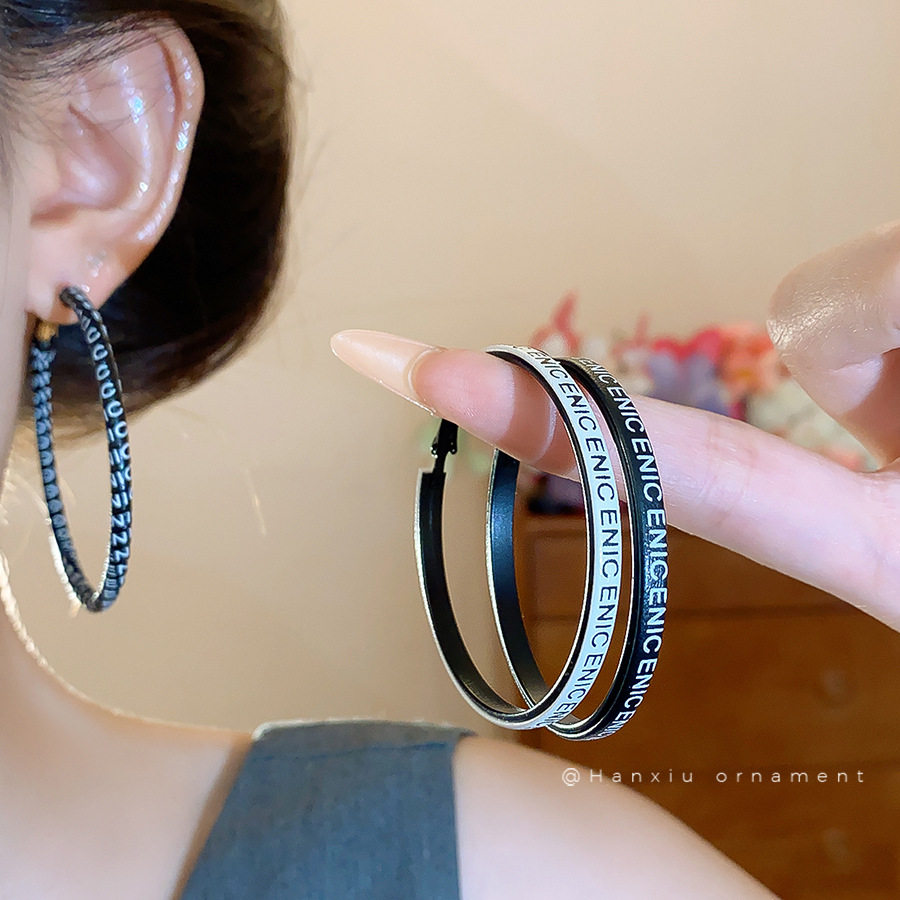 时尚秋冬新款设计皮质字母耳环