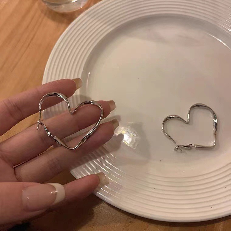 设计感扭曲金属爱心耳环女