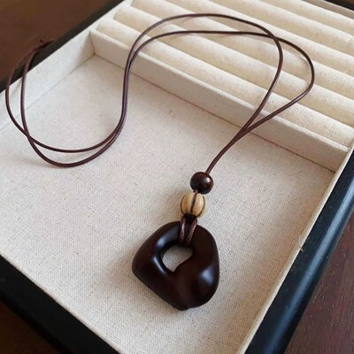 几何咖色木质吊坠编绳长款项链