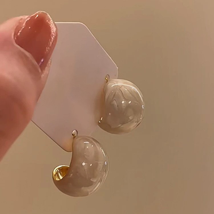 温柔气质奶油白豆豆耳环