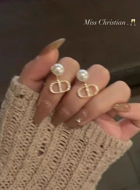 两戴式温柔珍珠耳环女字母CD秋冬高级感耳饰新款2025爆款独特耳钉