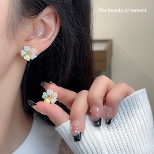 2025新款 耳环高级感精致百搭耳饰品 彩色小雏菊耳钉女轻奢气质时尚