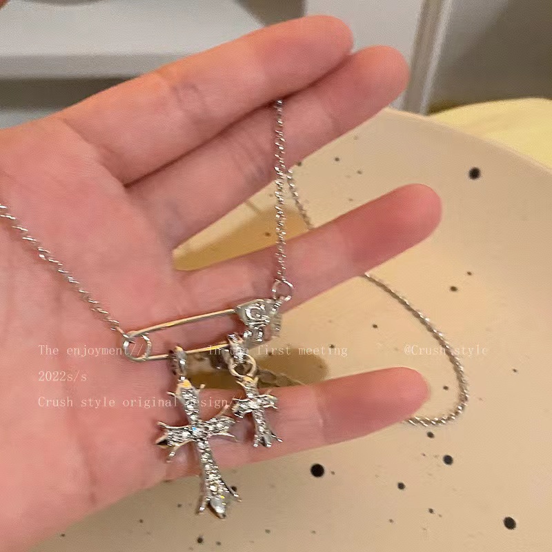 十字架锆石回形别针项链女新款甜酷配饰轻奢小众高级感锁骨链镶钻