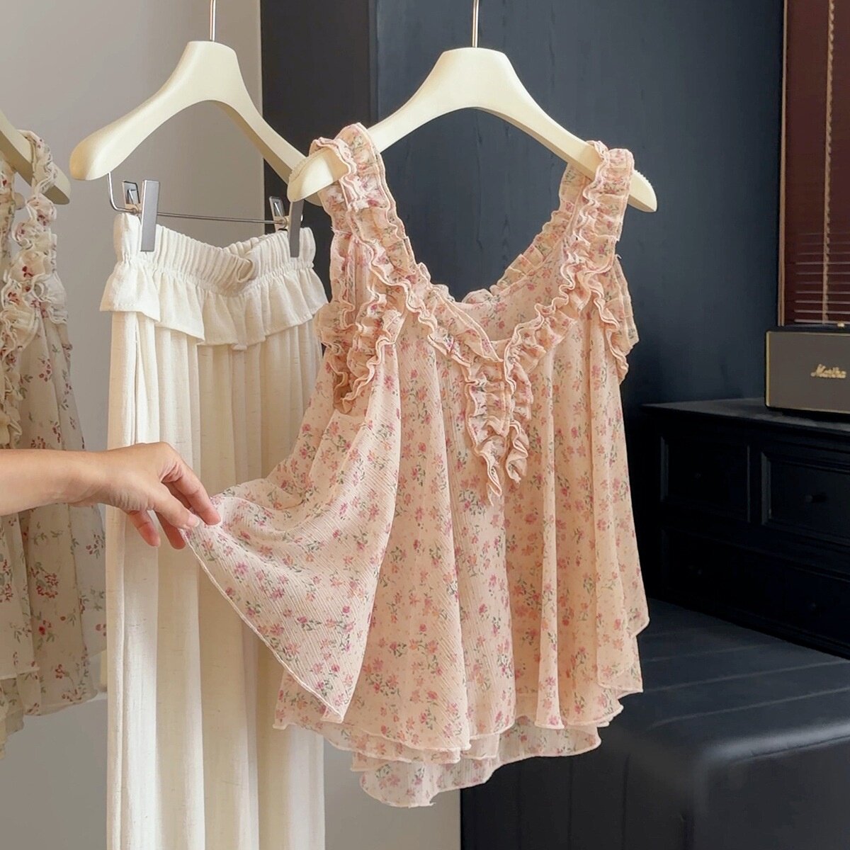 法式V领耳边拼接碎花吊带背心女夏季新款减龄褶皱遮肉显瘦上衣