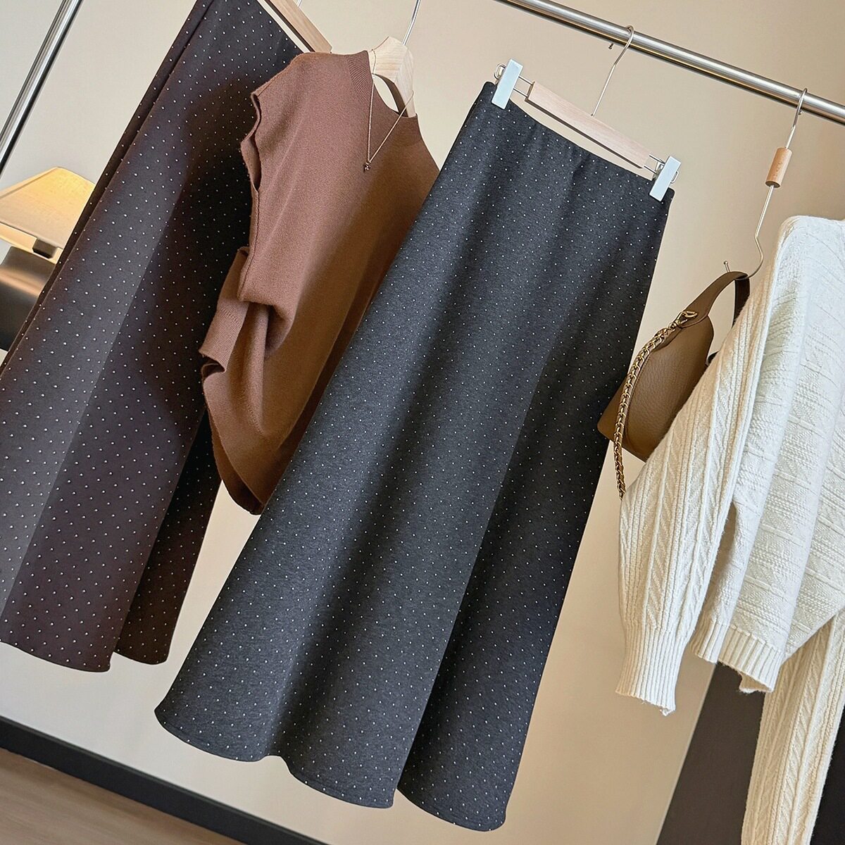 韩版高腰波点毛呢半身裙女2026秋冬新款中长款松紧腰a字包臀裙子