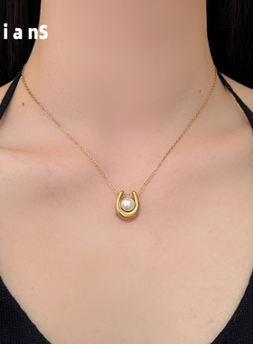 金色马蹄珍珠钛钢锁骨链女轻奢