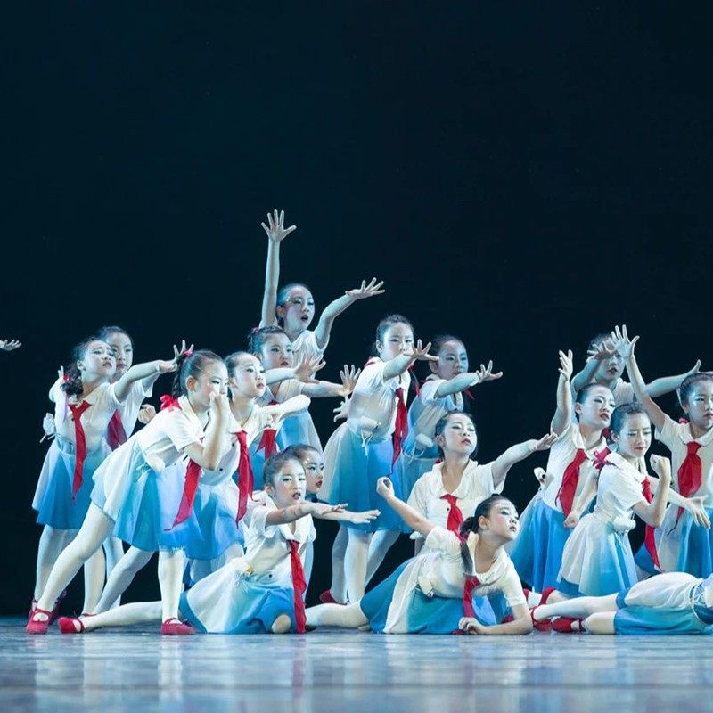 第十一届小荷风采在一起表演服飘扬的红领巾时刻准备着合唱演出服