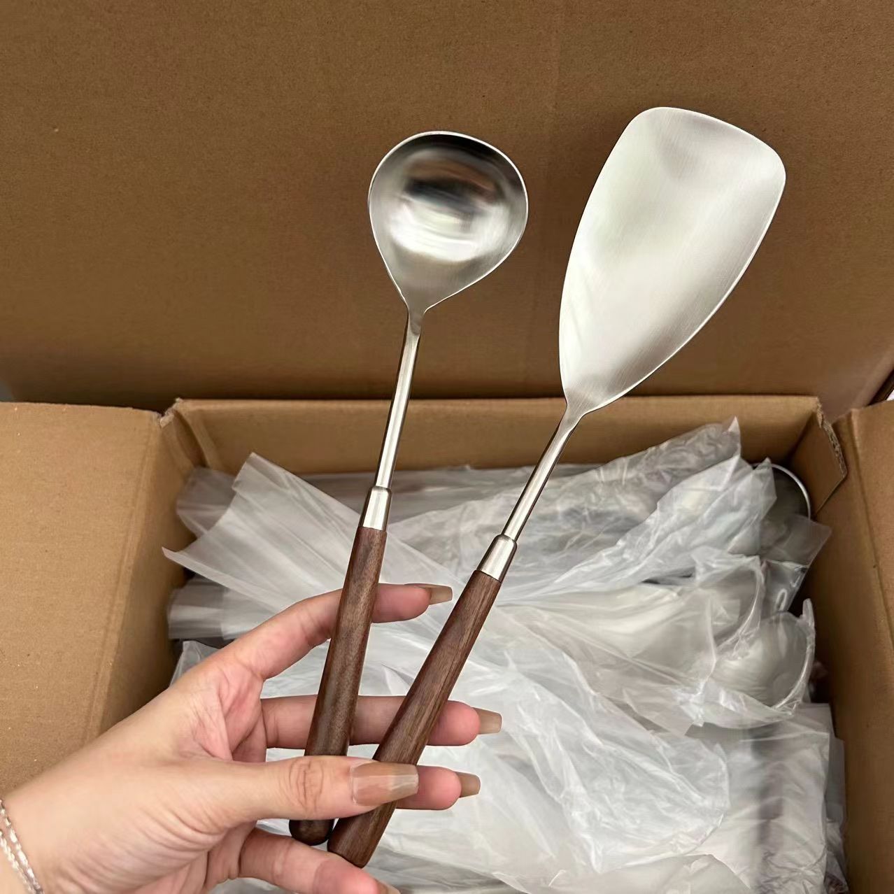 304不锈钢胡桃木柄汤勺饭铲长柄火锅勺舀汤盛粥勺子厨房烹饪汤勺