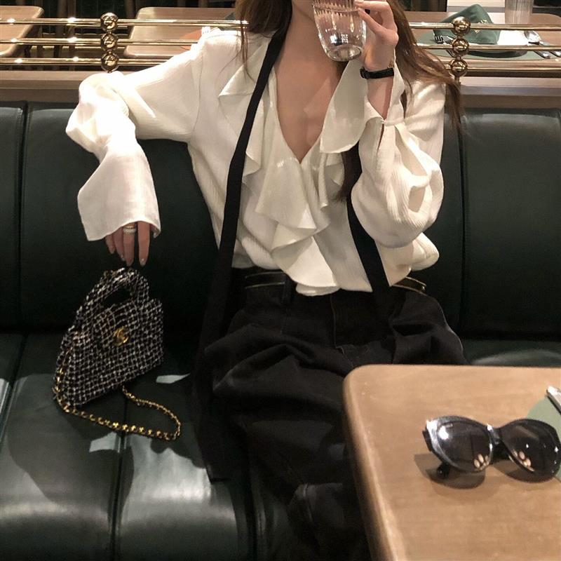 时尚百搭舒适米白色法式衬衫女款2026年春季设计感荷叶边坠感上衣