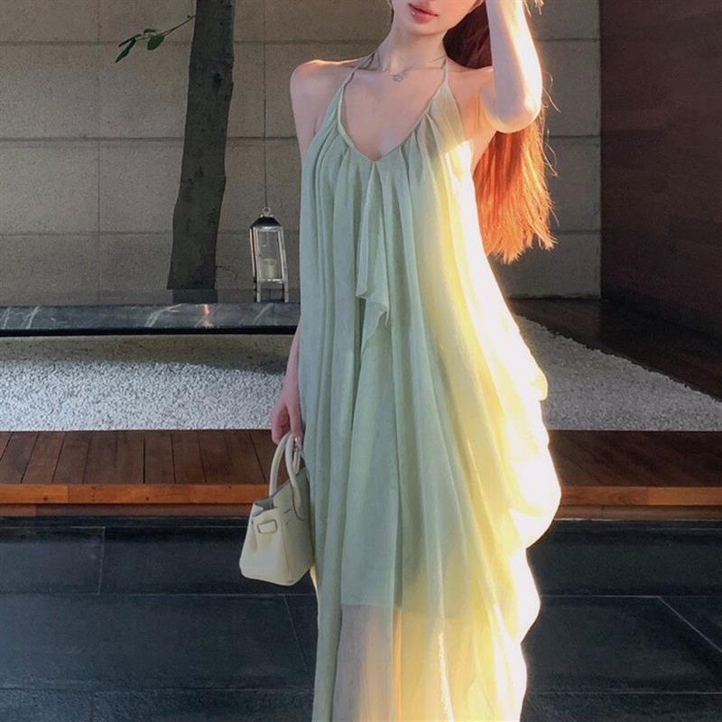 纯欲性感露背挂脖吊带连衣裙女夏季度假褶皱长裙绿色宽松a字裙子