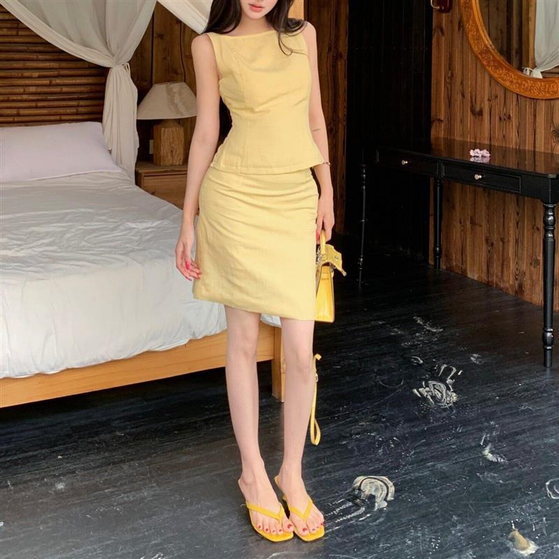 度假风套装法式黄色无袖背心上衣女2026夏季高腰包臀半身裙两件套