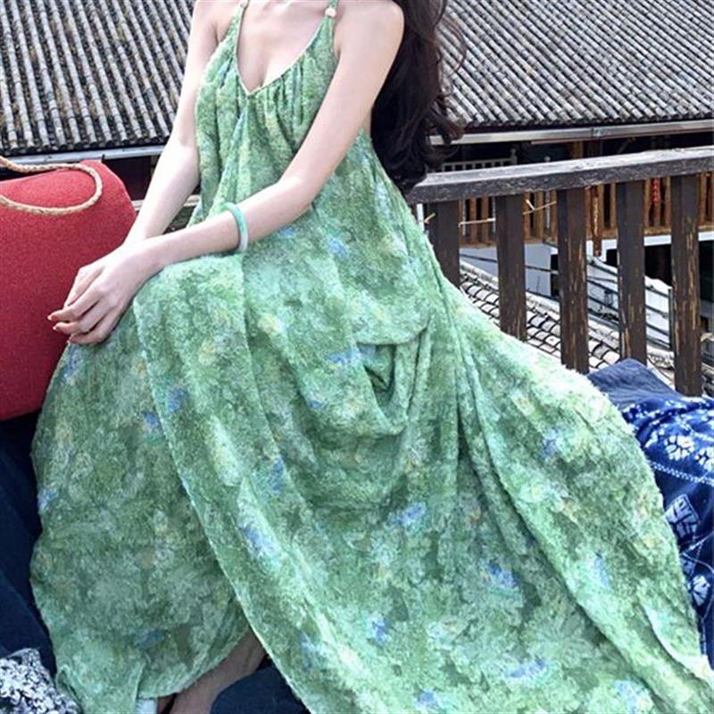 云南旅游穿搭女装复古绿色碎花挂脖连衣裙度假风宽松a字沙滩裙夏