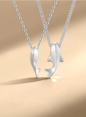 锦鲤情侣项链男女一对简约轻奢高级感鲤鱼吊坠锁骨链纪念生日礼物