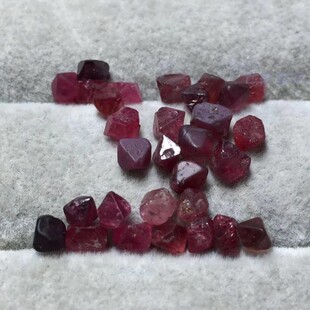 新货 天然缅甸尖晶石原石A06A-6 晶形完好颜色漂亮 学习标本