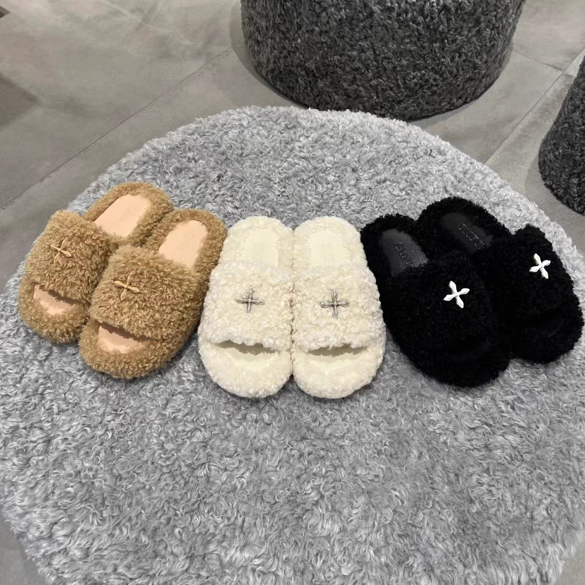 新款白丝绒毛毛拖鞋女鞋S0003W1十字扣毛绒外穿厚底一字拖黑丝绒