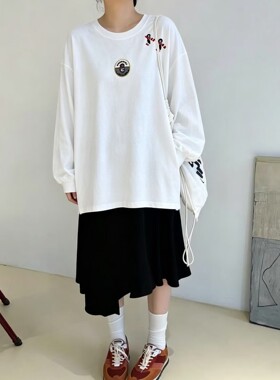 皇冠2026秋冬刺绣卡通小蜜蜂中长款宽松加厚磨毛开叉圆领长袖T恤