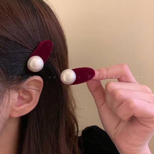 黑色丝绒珍珠侧边发夹女前