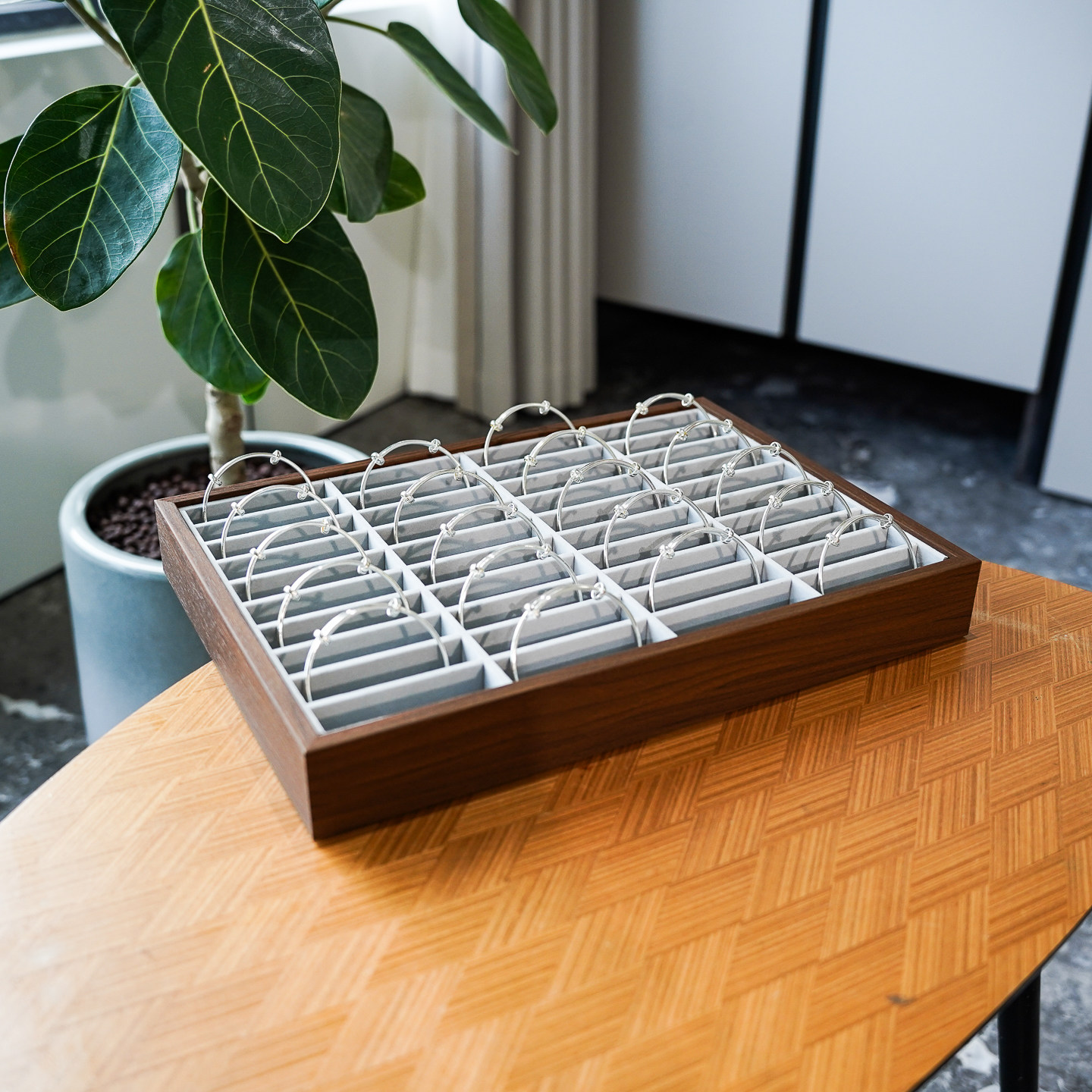 手镯手环收纳盒黑胡桃木纹灰绒布40位首饰收纳盒饰品托盘摆摊看货,收纳整理,首饰盒,淘宝优惠券,粉丝福利购,淘宝优惠卷