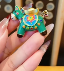 饰可爱彩虹马 可爱马年彩绘别针胸花装 2026元 宝马胸针女新款