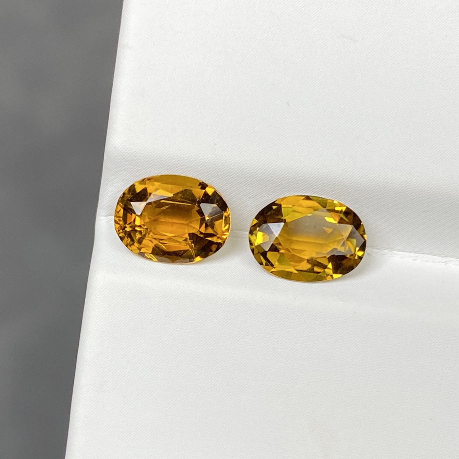 【一氏】一对共2.2克拉天然糖黄碧玺裸石椭圆戒面干净镶耳钉耳环