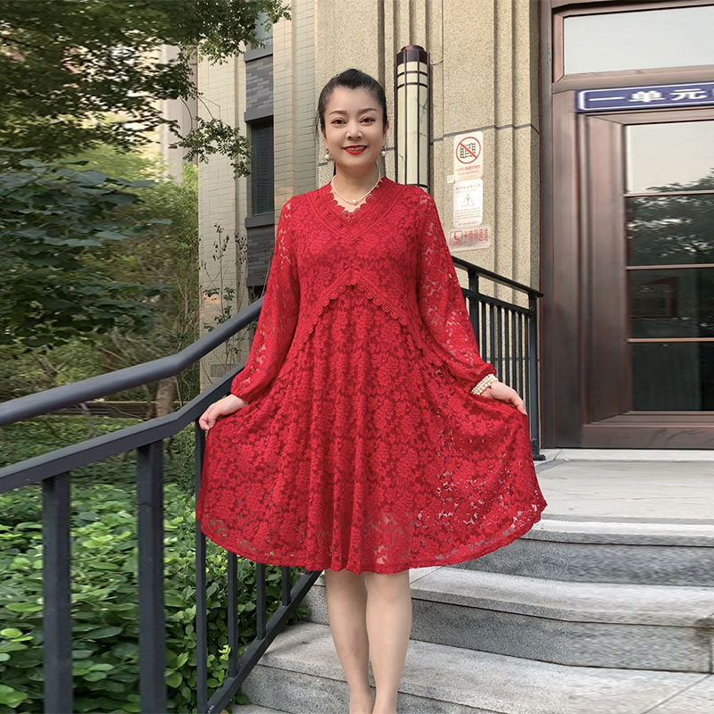 秋冬新款蕾丝连衣裙气质女人时尚减龄V领韩版宽松遮肉显瘦A版裙子