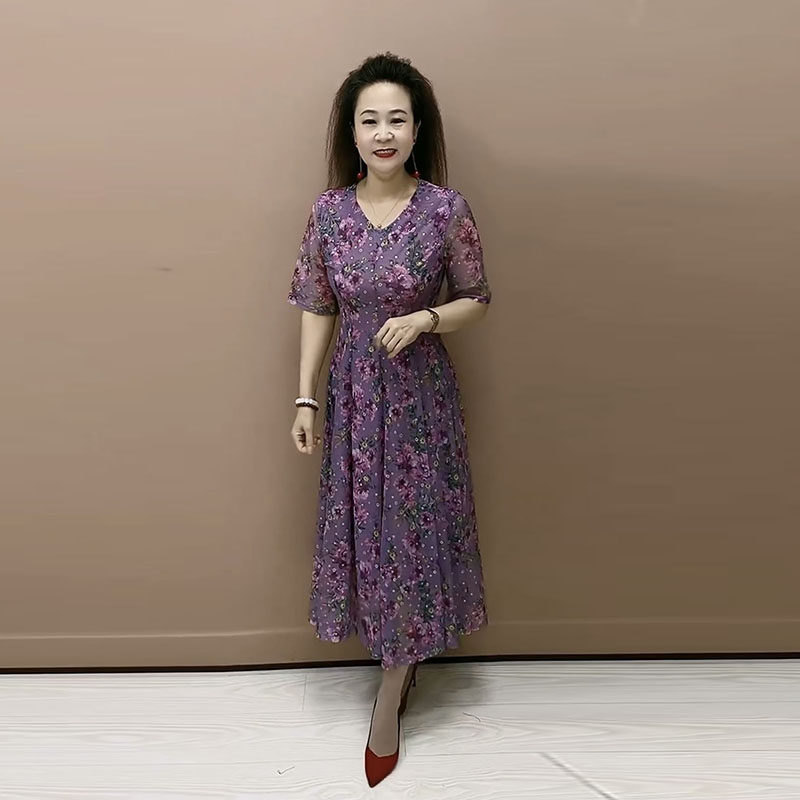 气质妈妈碎花长裙夏季新款中袖台湾纱高弹修身显瘦十片大摆裙度假
