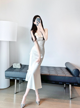 连衣裙2024新款女夏季高级感气质名媛法式浪漫立体花朵缎面吊带裙