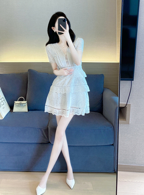 白色蕾丝镂空连衣裙高级感2024夏季新款法式气质名媛显瘦蛋糕裙女