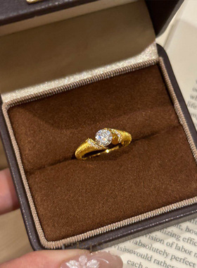 18k黄金色金店款沙金拉丝镶钻悬浮戒指女小众设计高级百搭食指戒