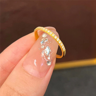 黄金色排钻爆闪星辰戒指女强保色叠戴小巧精致闭口繁星镶钻食指戒