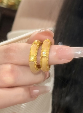 鎏金浮雕花纹金镶玉髓花丝戒指女