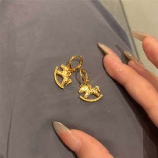 【马上来财】太闪啦碎碎冰摇摇马耳扣耳环女仿黄金闪耀小木马耳饰