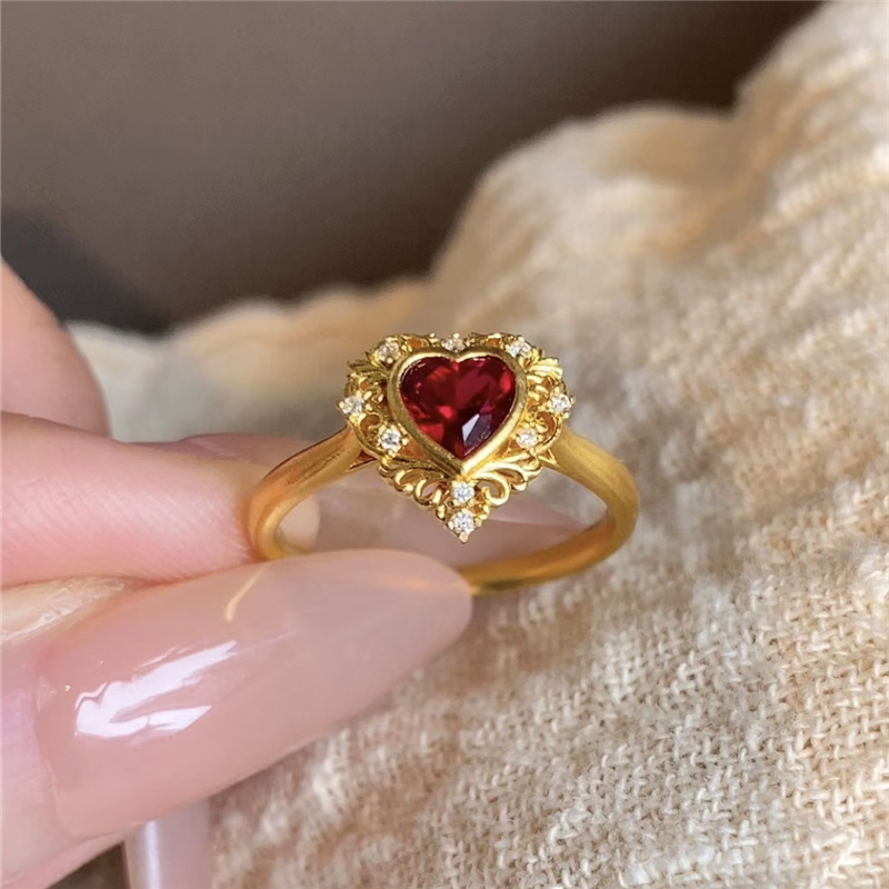 古法沙金浪漫爱心红宝石钻戒指女黄金色点钻培育镶嵌心形指环食戒