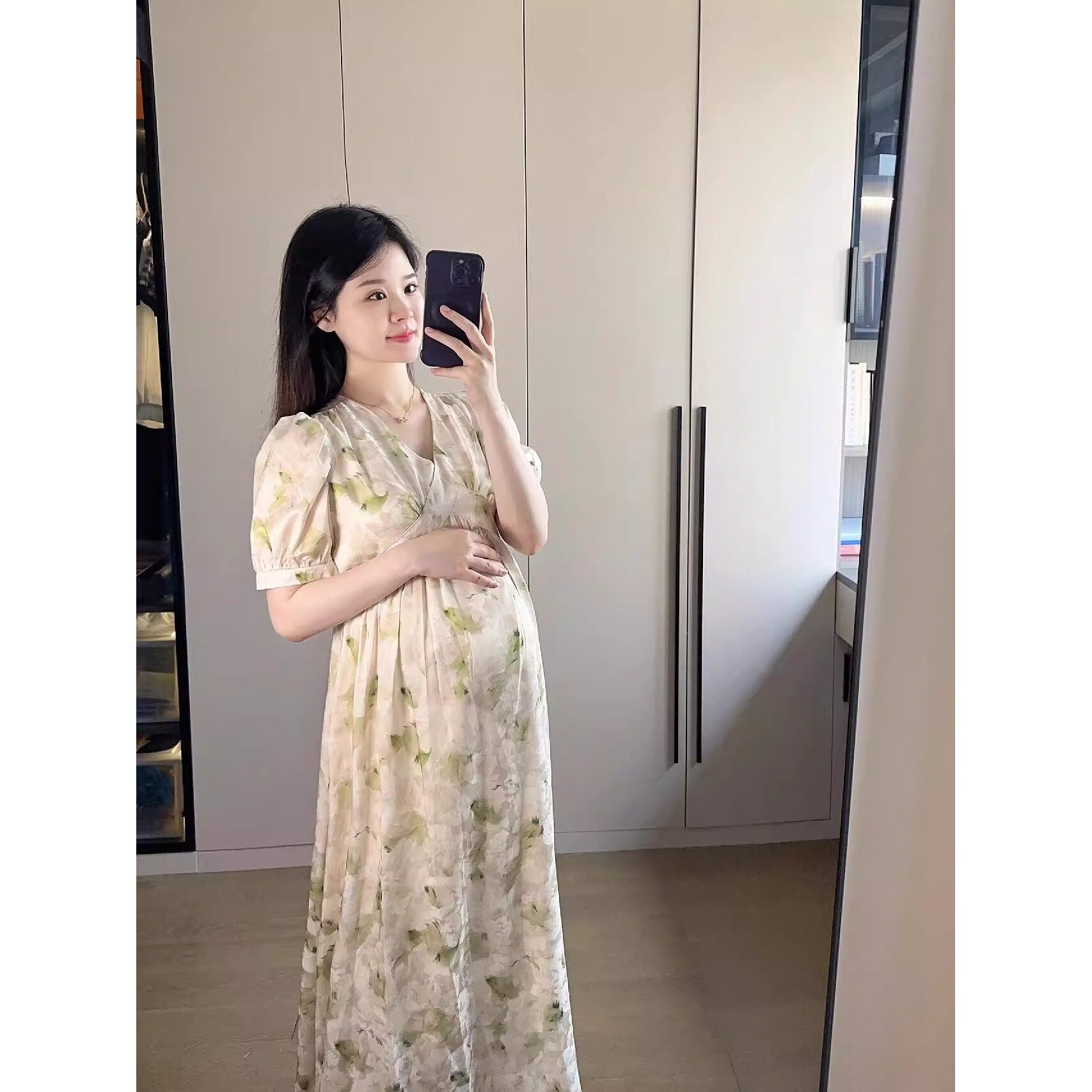 孕妇连衣裙新款时尚性感长裙夏季薄款法式V领碎花短袖仙女裙孕妇