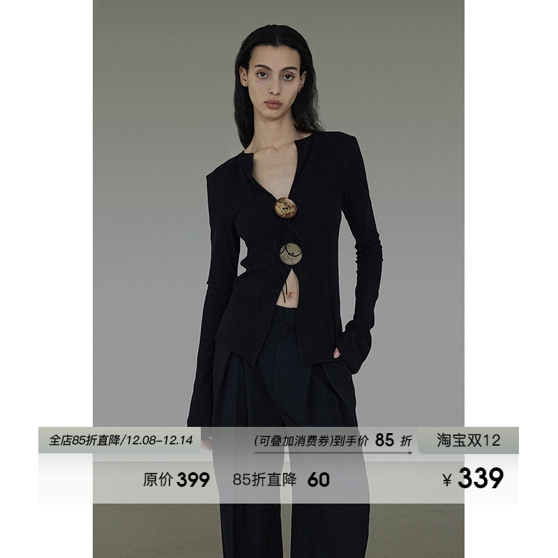 UNSPOKENV领椰壳扣法式针织衫