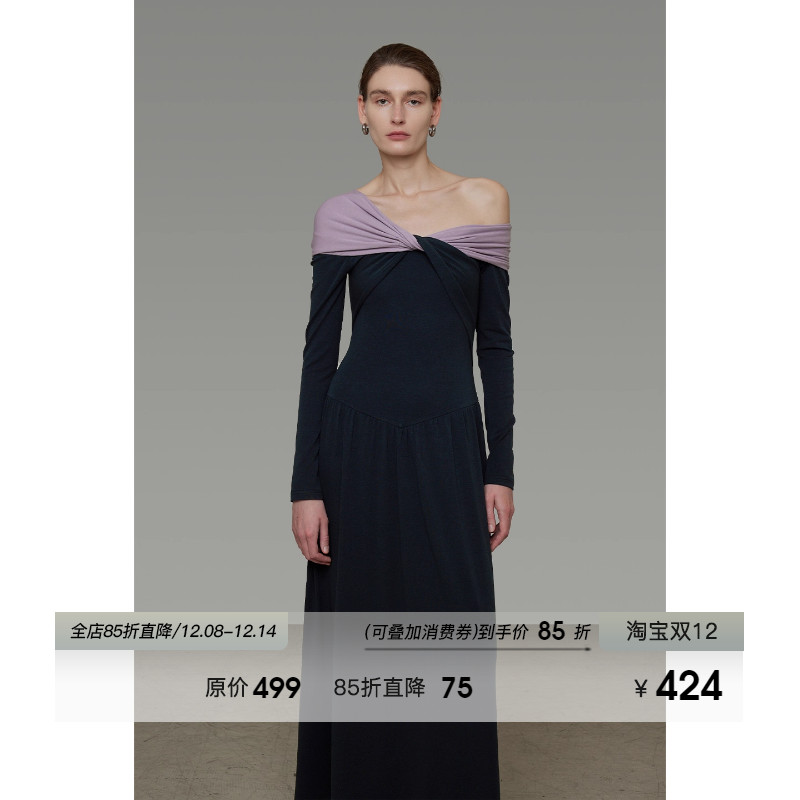 UNSPOKEN撞色斜肩针织连衣裙
