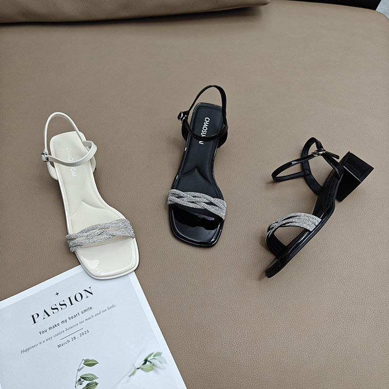 法式小香风米色水钻粗跟凉鞋女2025年夏季配裙子仙女一字带罗马鞋