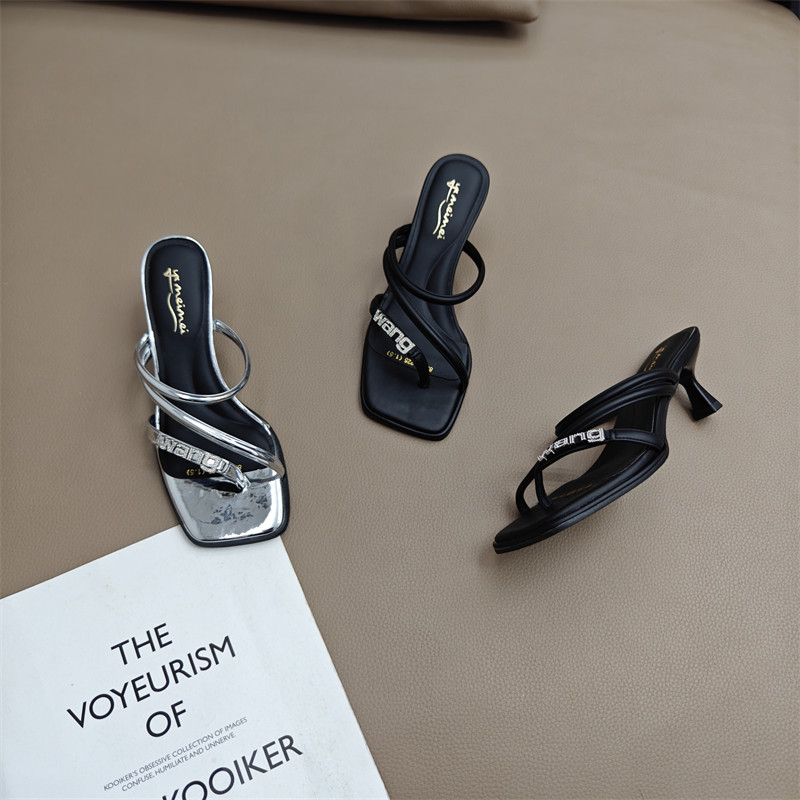 夹趾拖鞋女夏天外穿一字拖2025新款温柔晚晚风气质显瘦细跟高跟鞋