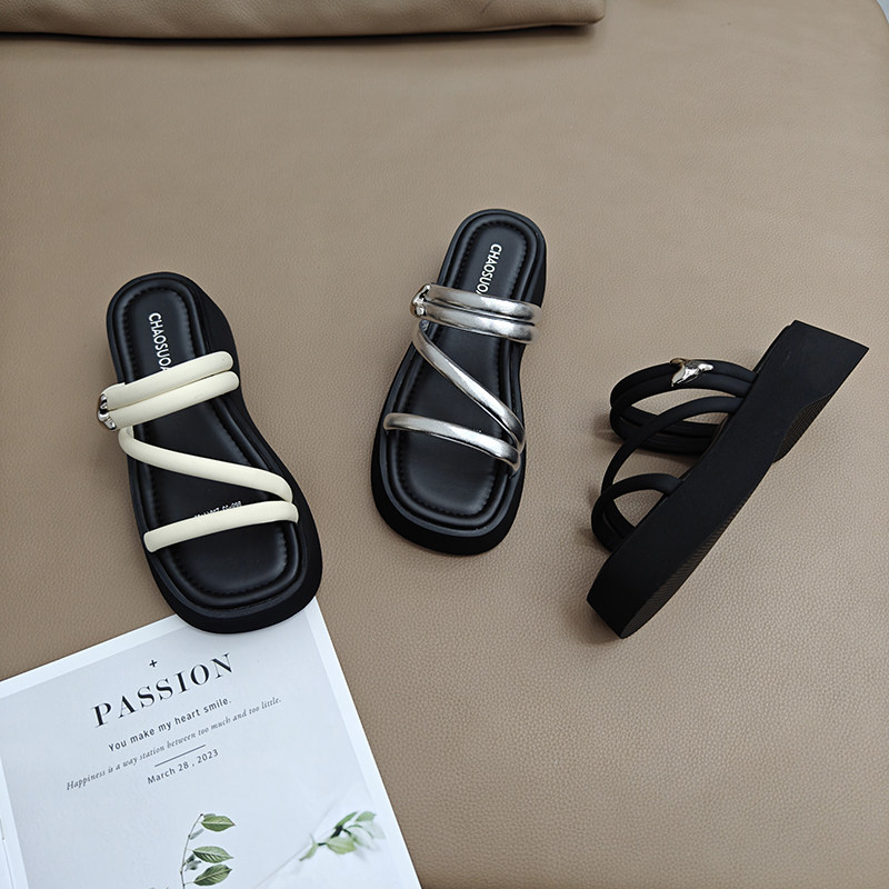 黑色厚底拖鞋女夏外穿2025新款高级感法式一字拖时尚配裙子沙滩鞋
