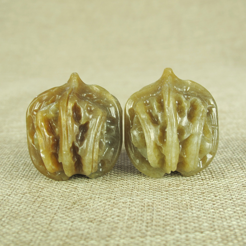 天然和田玉核桃文玩玉器原石摆件