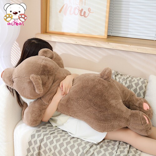 北极熊抱抱大棕熊睡觉夹腿