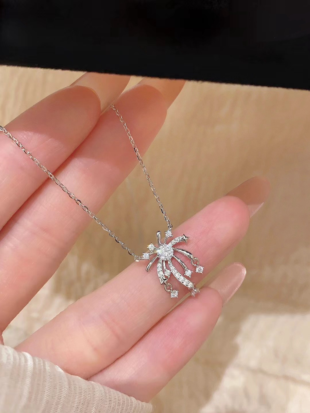 S925纯银浪漫花火项链女生小众轻奢荧光镶石烟花锁骨链礼物送女友