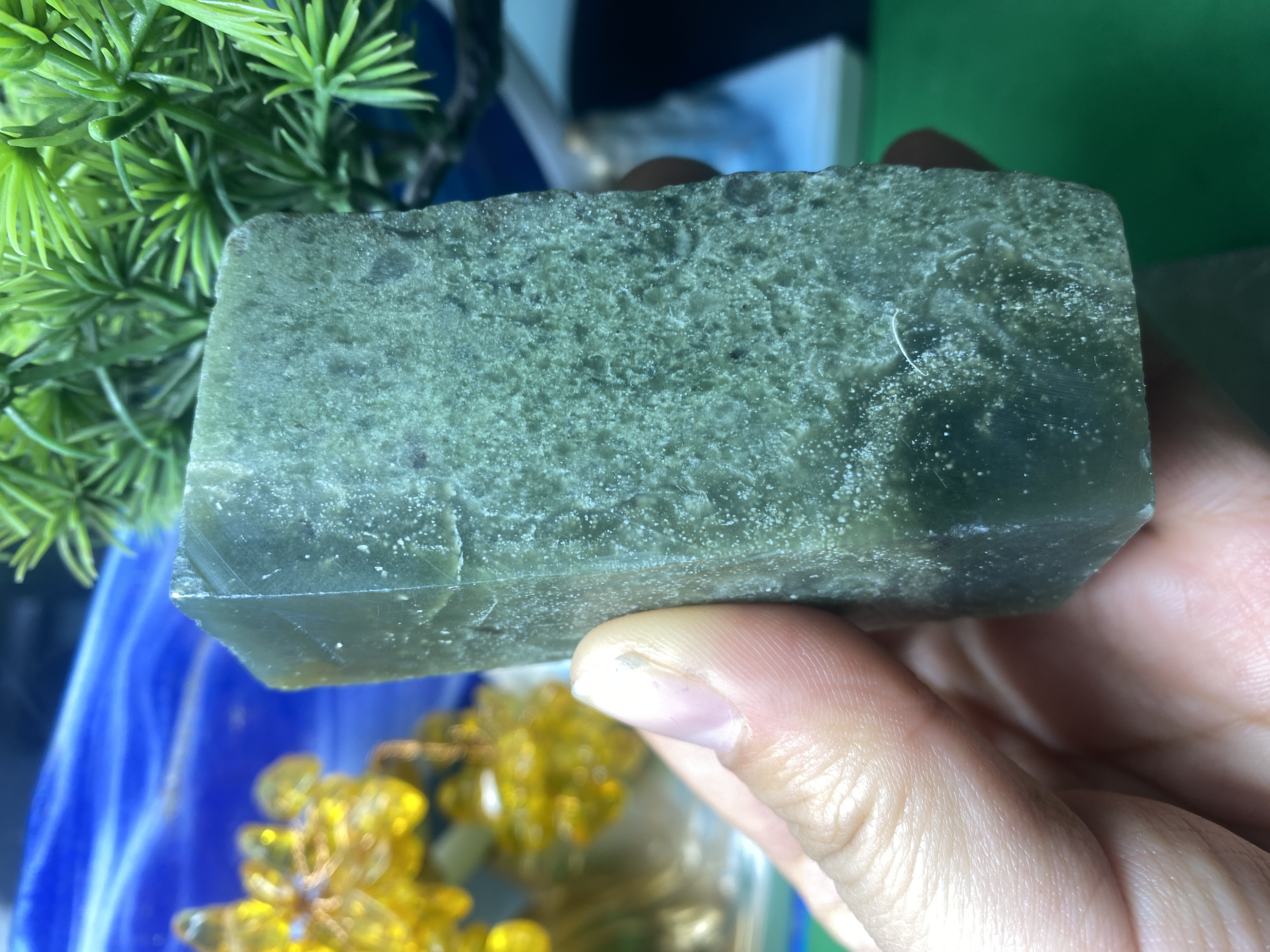 和田玉青海湖水绿带鱼籽翠可以出印章也可雕刻精美手把天然原石